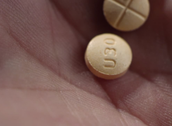 amphetamine-addiction-pills-in-hand