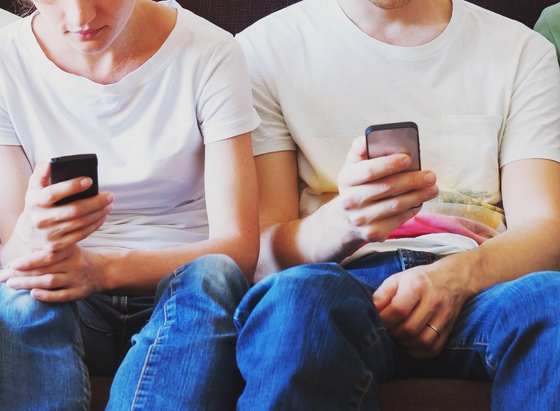 internet-addiction-people-on-phones
