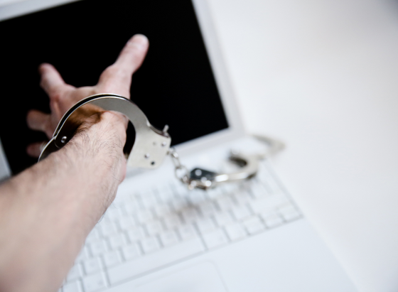 internet-addiction-person-chained-to-laptop