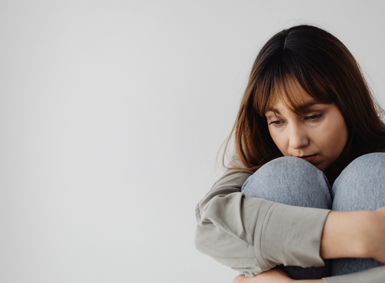 social-media-addiction-anxious-woman